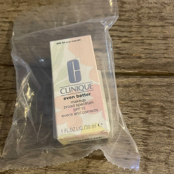 Clinique Even Better Foundation. - Picture 2 of 3